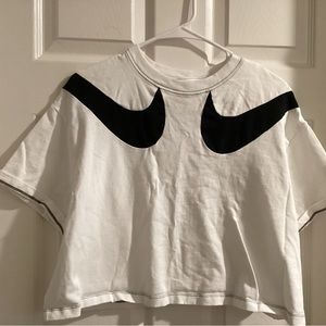 Nike T-Shirt Women’s Large Oversized Crop Top White Tee With Black Swoosh